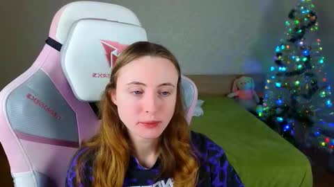 Snapshot of adelina_cowell chatting on December 21, 9:27 am Adelina online show from December 21, 9:27 am