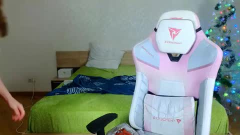 Snapshot of adelina_cowell chatting on December 23, 9:29 am Adelina online show from December 23, 9:29 am