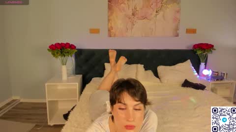 Adeline Perle online show from September 26, 1:42 am
