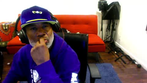 Snapshot of adick_ting chatting on March 29, 11:32 am adick_ting online show from March 29, 11:32 am