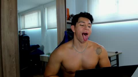 Snapshot of adrian_del_mar chatting on May 24, 9:31 pm Adrian del Mar online show from May 24, 9:31 pm