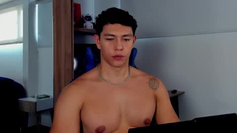 Snapshot of adrian_del_mar chatting on May 25, 9:43 pm Adrian del Mar online show from May 25, 9:43 pm