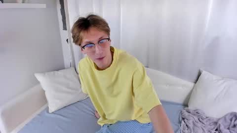 Snapshot of adrian_di chatting on December 4, 4:16 pm Adrian online show from December 4, 4:16 pm