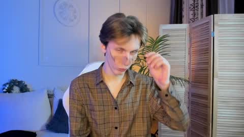 Snapshot of adrian_di chatting on December 21, 5:03 am Adrian online show from December 21, 5:03 am