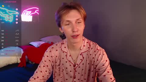 Snapshot of adrian_di chatting on January 18, 7:37 pm Adrian online show from January 18, 7:37 pm