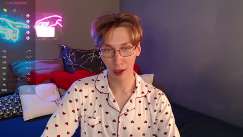 Snapshot of adrian_di chatting on January 28, 7:32 pm Adrian online show from January 28, 7:32 pm