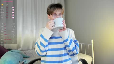 Snapshot of adrian_di chatting on February 6, 4:14 pm Adrian online show from February 6, 4:14 pm