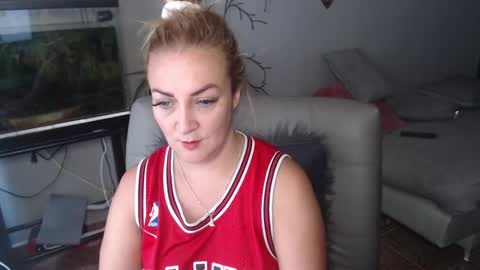 Snapshot of adrianapdes chatting on February 4, 1:06 pm Adriana Paredes online show from February 4, 1:06 pm