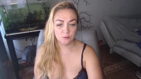 Snapshot of adrianapdes chatting on March 10, 12:37 pm Adriana Paredes online show from March 10, 12:37 pm