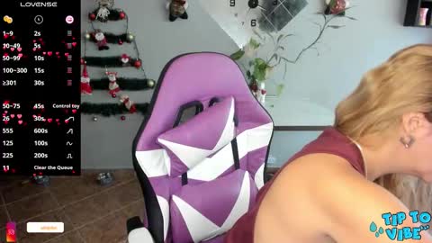 Snapshot of adrianapdes chatting on November 21, 12:15 pm Adriana Paredes online show from November 21, 12:15 pm