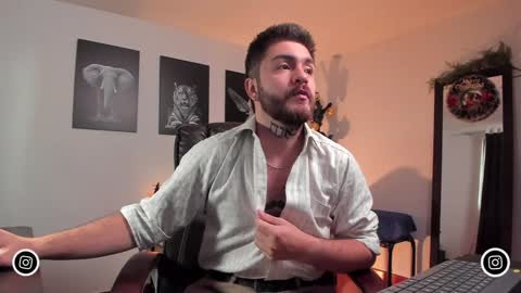 Snapshot of adrianwilliams_ chatting on January 6, 10:05 pm Adrian Williams online show from January 6, 10:05 pm