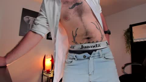 Snapshot of adrianwilliams_ chatting on January 22, 10:05 pm Adrian Williams online show from January 22, 10:05 pm