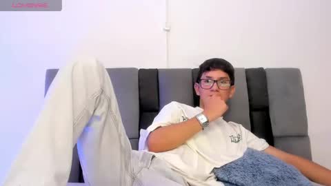 Snapshot of adrien_silex chatting on April 15, 5:09 pm adrien_silex online show from April 15, 5:09 pm