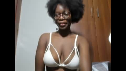 Snapshot of afro_pop chatting on December 2, 12:19 am Leah online show from December 2, 12:19 am