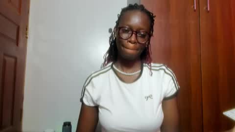 Snapshot of afro_pop chatting on December 30, 4:53 am Leah online show from December 30, 4:53 am