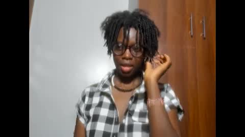 Snapshot of afro_pop chatting on December 31, 9:17 pm Leah online show from December 31, 9:17 pm
