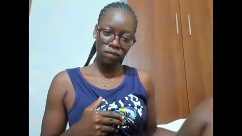 Snapshot of afro_pop chatting on February 5, 4:27 am Leah online show from February 5, 4:27 am
