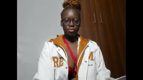 Snapshot of afro_pop chatting on February 18, 12:48 am Leah online show from February 18, 12:48 am