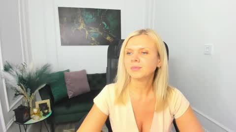 Snapshot of agathaklouin chatting on March 3, 7:09 pm Agatha online show from March 3, 7:09 pm