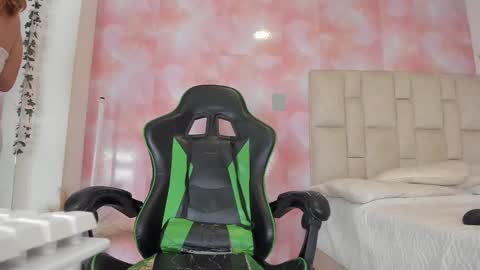 karoline  online show from February 3, 10:15 pm