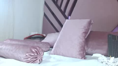 aiilynsmiith online show from January 16, 6:50 am