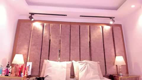 AishaValcazar online show from April 11, 4:17 am