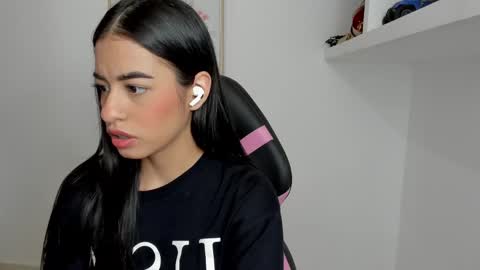 Snapshot of aitana05 chatting on February 13, 10:11 pm VALENTINA independent online show from February 13, 10:11 pm