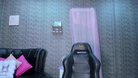 Snapshot of akimmidoll chatting on November 8, 1:11 pm Akimmidoll GMT-5 0630 -1330 online show from November 8, 1:11 pm