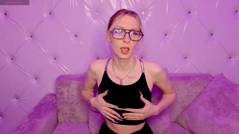 Snapshot of akiro_kim chatting on February 25, 2:32 am akiro_kim online show from February 25, 2:32 am