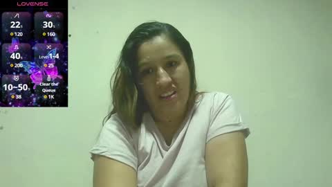 Snapshot of alahia_fox chatting on December 12, 1:21 am alahia online show from December 12, 1:21 am