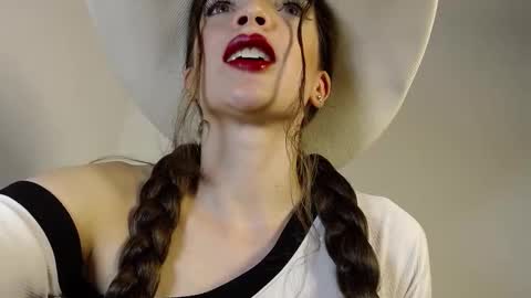 Snapshot of alahia_sky chatting on November 28, 9:34 am online show from November 28, 9:34 am