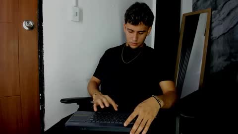 alan__smith online show from December 17, 8:04 pm