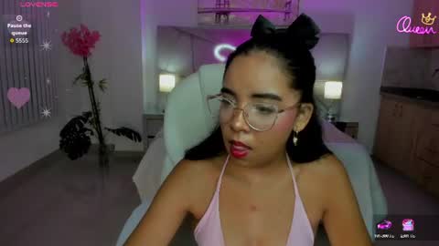 Snapshot of alana_martiins chatting on June 13, 11:30 am alana online show from June 13, 11:30 am