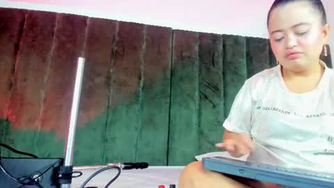 Snapshot of alana_petite chatting on July 5, 8:10 am ALANA PETITE online show from July 5, 8:10 am