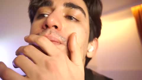 idenavarre online show from December 17, 10:43 pm