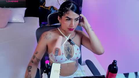 Snapshot of alanna_wild chatting on June 18, 6:01 pm Alana online show from June 18, 6:01 pm