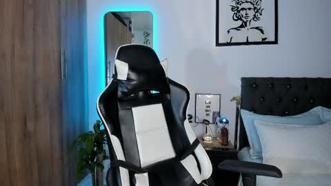 alannaughty_ online show from April 11, 1:10 am