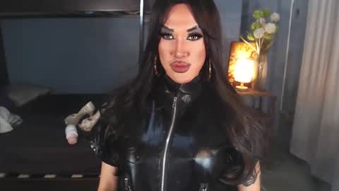 aleinacroft online show from February 3, 8:35 pm