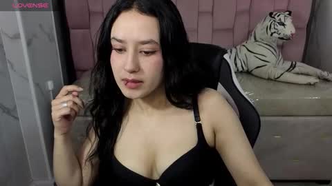 Snapshot of aleja05_b chatting on November 9, 12:47 pm aleja online show from November 9, 12:47 pm