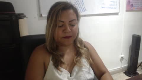 Snapshot of aleja_lollipop chatting on May 9, 3:50 pm Aleja online show from May 9, 3:50 pm