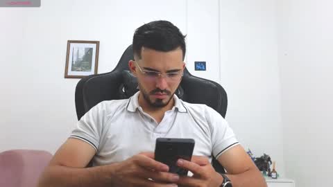 alejandroo_7 online show from November 6, 8:10 pm