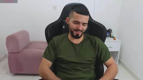 alejandroo_7 online show from February 11, 8:25 pm