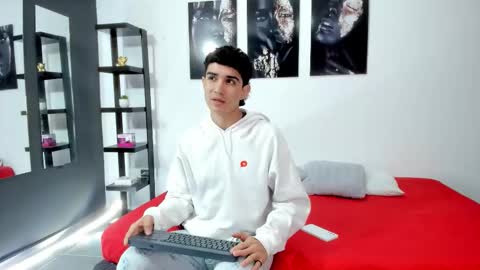 alejo_gray1 online show from February 24, 12:03 pm