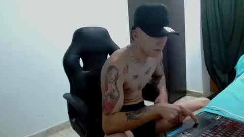 Snapshot of alejo_urd chatting on February 19, 5:03 am alejo online show from February 19, 5:03 am