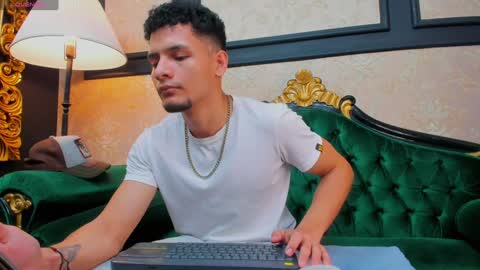 Snapshot of aless_king chatting on February 4, 11:49 am Alessandro King online show from February 4, 11:49 am