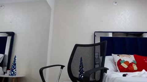 Snapshot of alessia_beth chatting on December 6, 3:33 pm ALESSIA online show from December 6, 3:33 pm