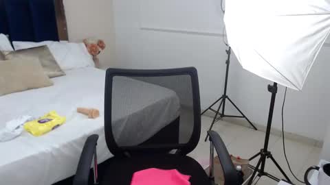 Snapshot of alessia_beth chatting on February 17, 9:41 pm ALESSIA online show from February 17, 9:41 pm