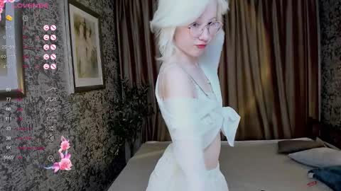 Lola online show from October 10, 1:32 pm