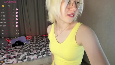 alettaevee online show from March 22, 1:42 am
