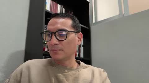 Snapshot of alex_ruiz_ chatting on June 16, 10:23 pm Alex online show from June 16, 10:23 pm